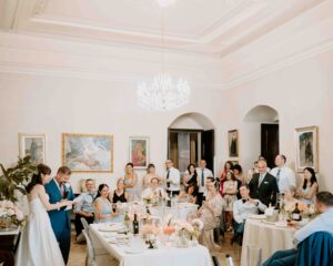 Salone nobile di Palazzo Viceconte allestito per un banchetto di matrimonio elegante